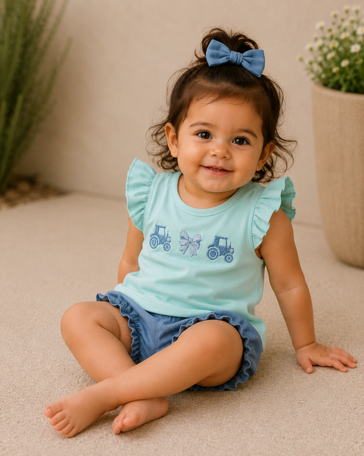 Toddler girl is sitting on the grund 