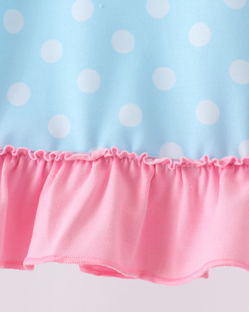 Close-up: pink ruffled waist band with elastic gathering on the pants