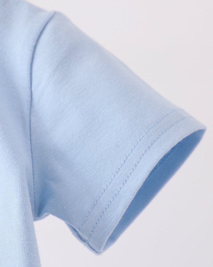 Light blue short sleeve with double-stitched hem and clean cuff edge