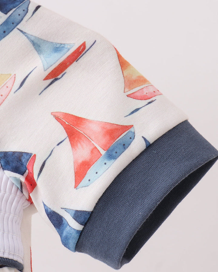 Sleeve with sailboat print