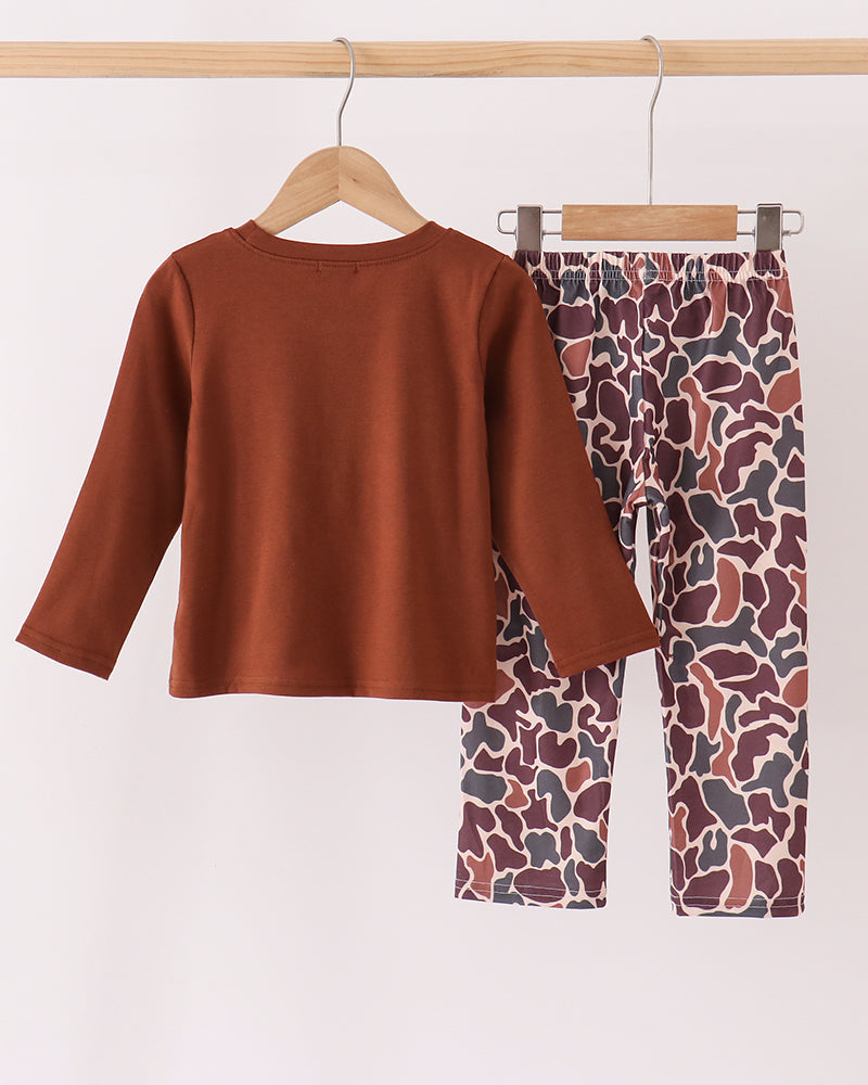 Brown long-sleeve shirt and camouflage pants set, back view.