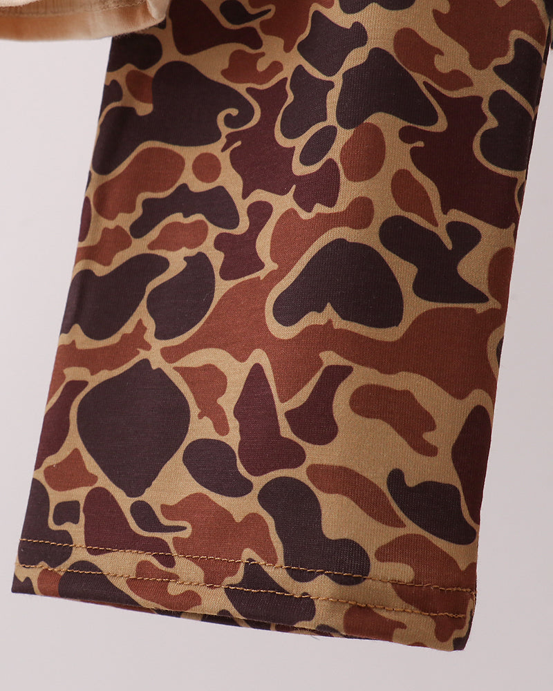 Brown camouflage pants with straight hem and allover wavy pattern