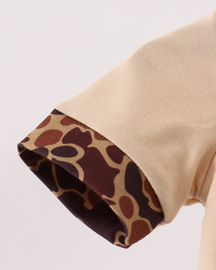 Beige romper with camouflage print sleeve cuff detail, short sleeve