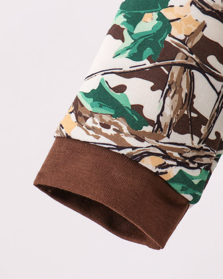 Camouflage romper sleeve and leg cuffs with brown ribbed hem