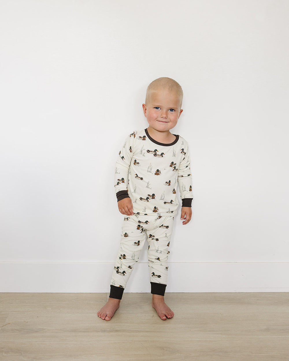 Duck-print bamboo ribbed cozy set on baby, white long-sleeve top and matching pants