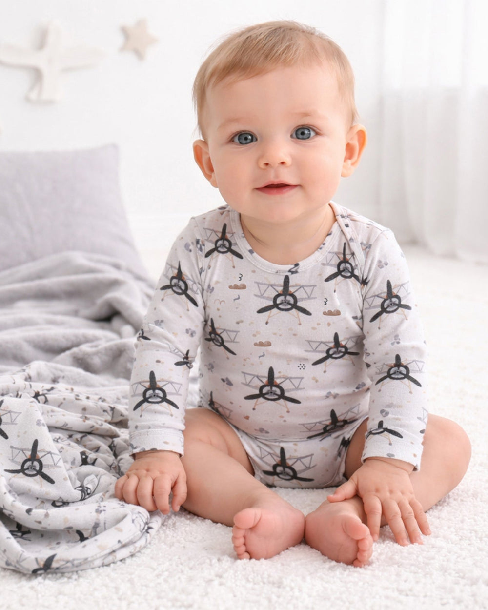 Baby long-sleeve bodysuit with all-over airplane and propeller print, light gray