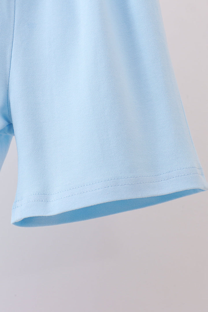 Light-blue pocket shorts with hem and side stitching detail