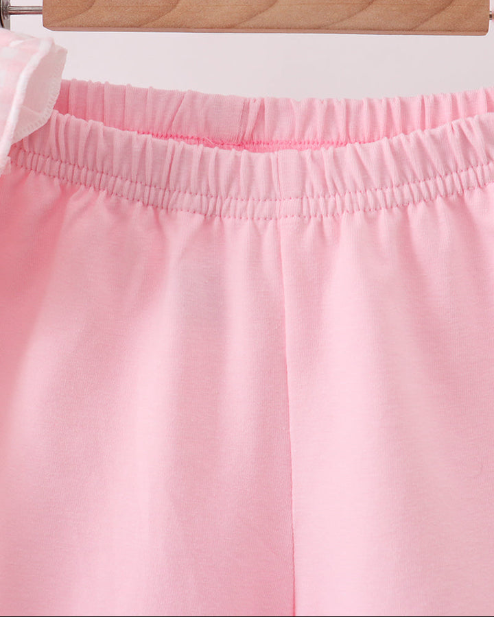 Pink shorts with elastic waistband and gathered ruffle hem