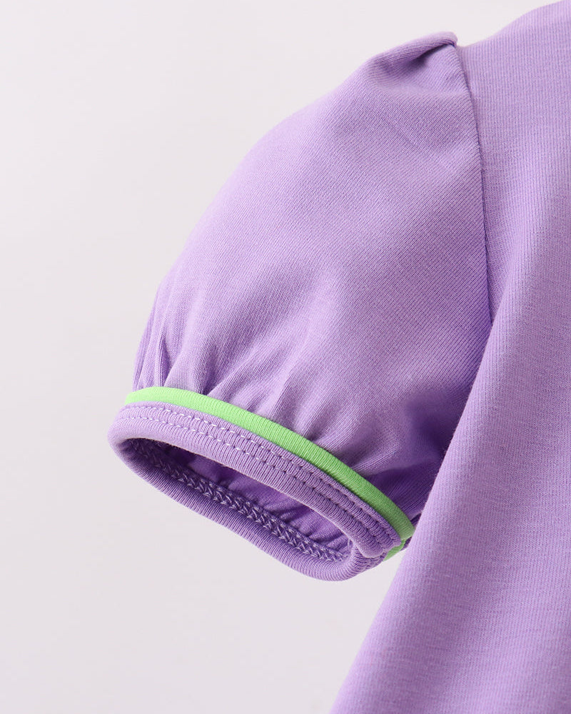 Purple short-sleeve cuff with green contrast trim and stitched hem
