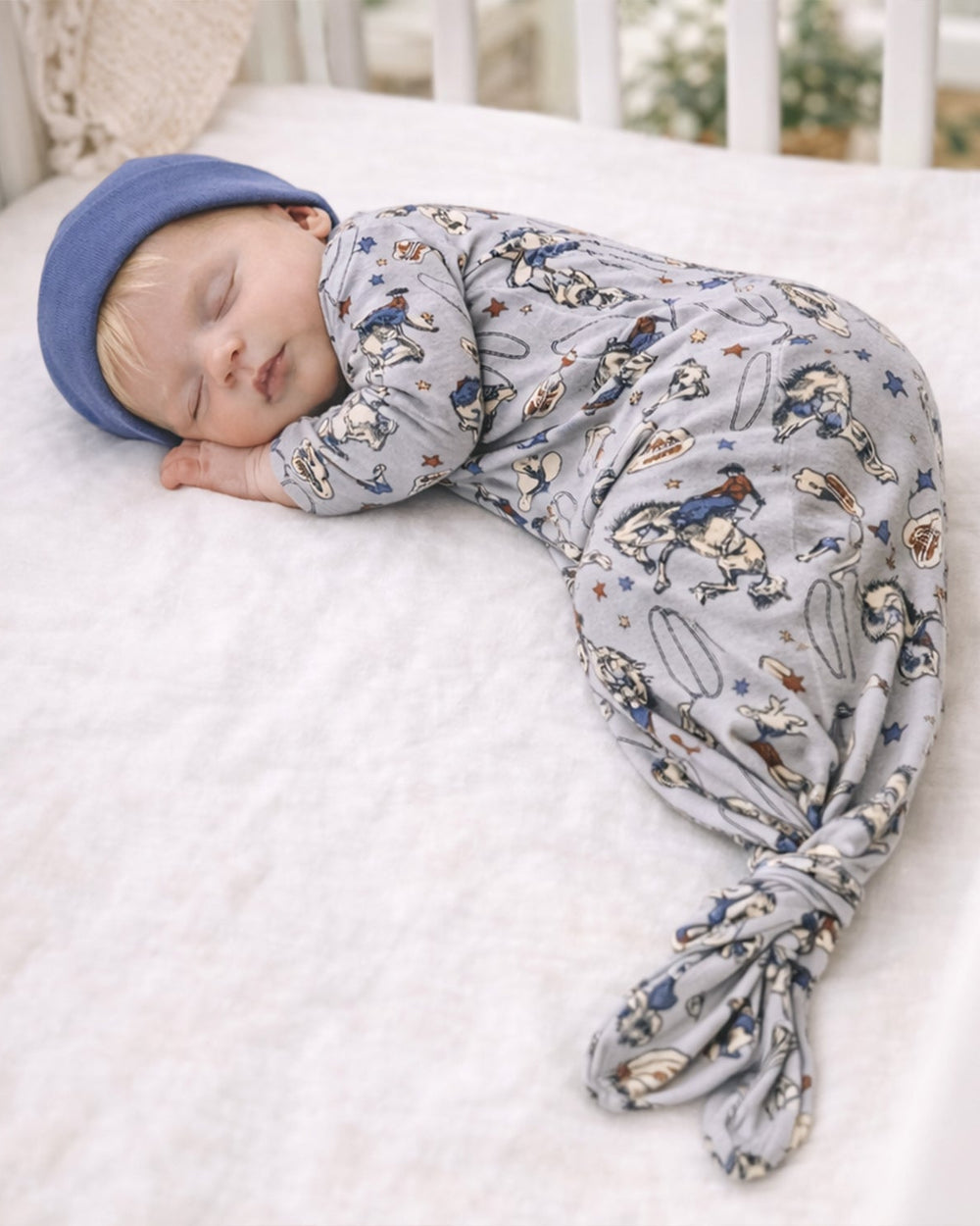 Baby cowboy western-print footed gown with long sleeves, gray fabric and star details