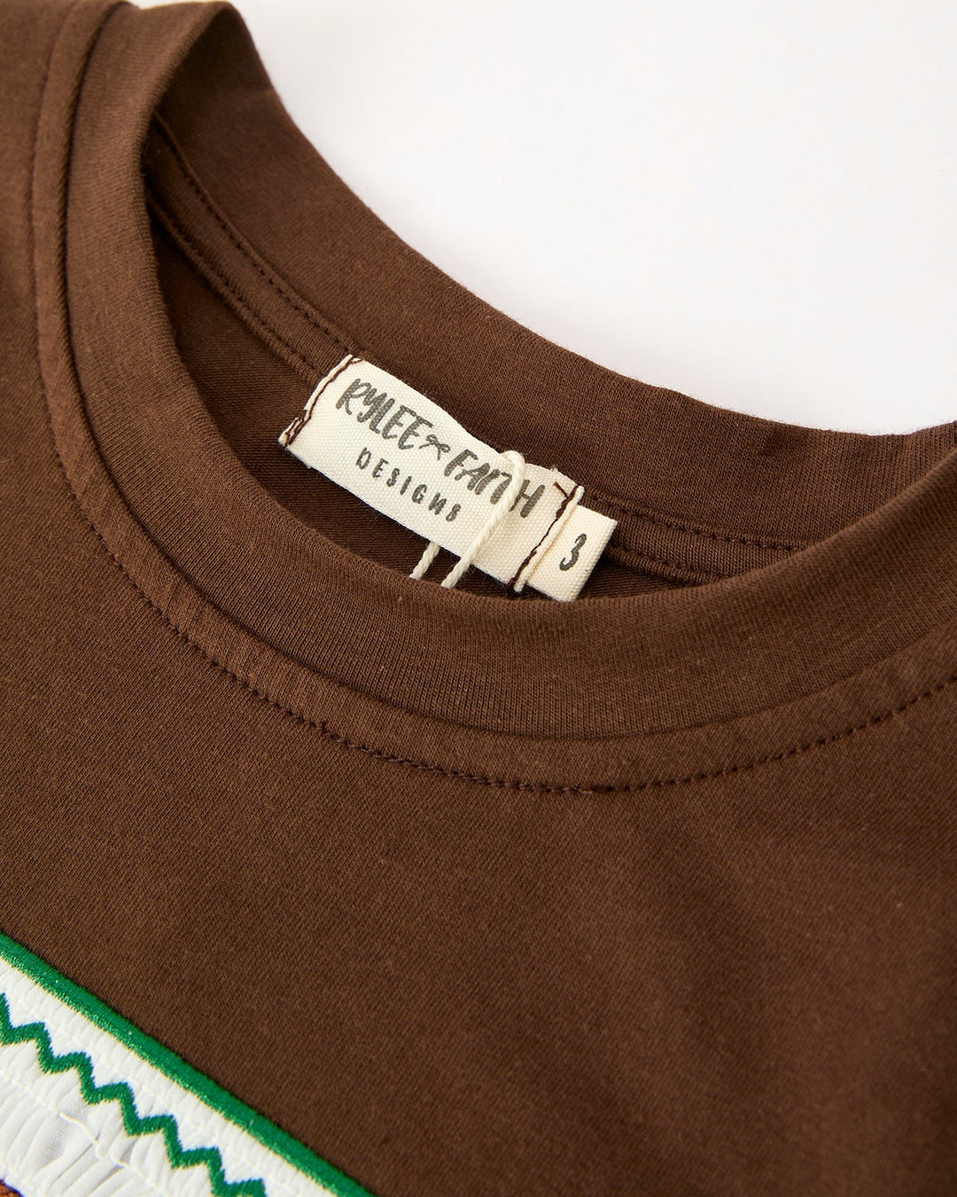 Brown short-sleeve tee with ribbed crew neck and printed size tag