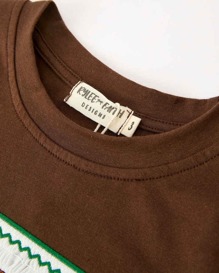 Brown short-sleeve tee with ribbed crew neck and printed size tag